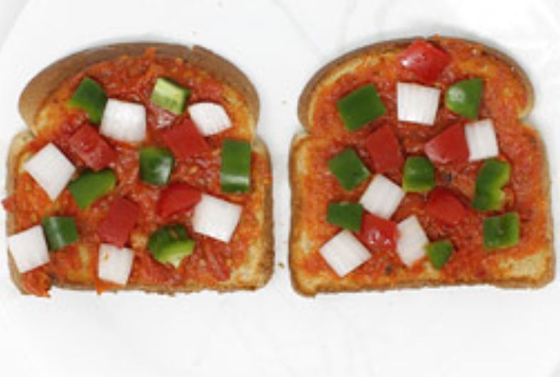 tomato an onion with bread 