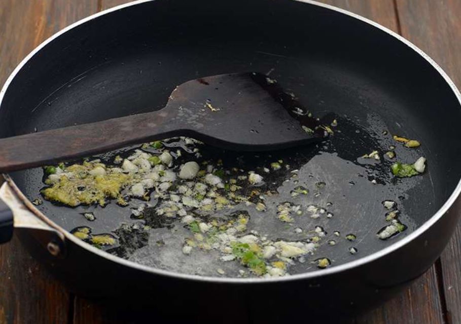 fry chilli in oil